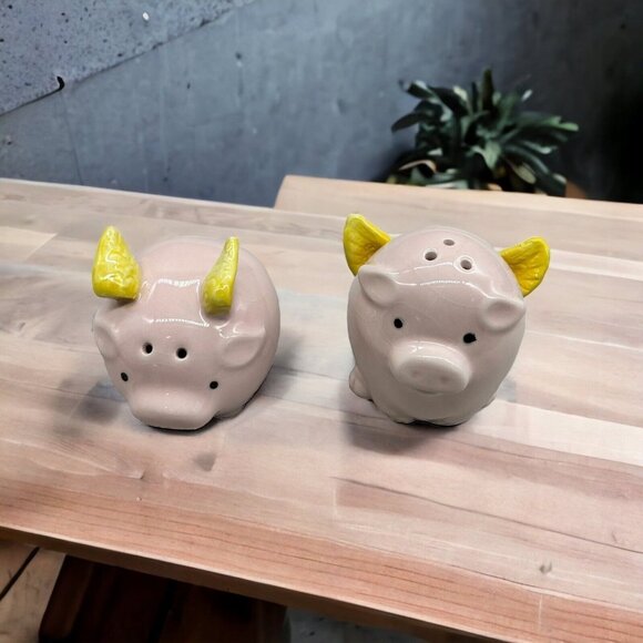 When Pigs Fly Salt & Pepper Shakers Set Anthropomorphic Boston Warehouse - Picture 1 of 8